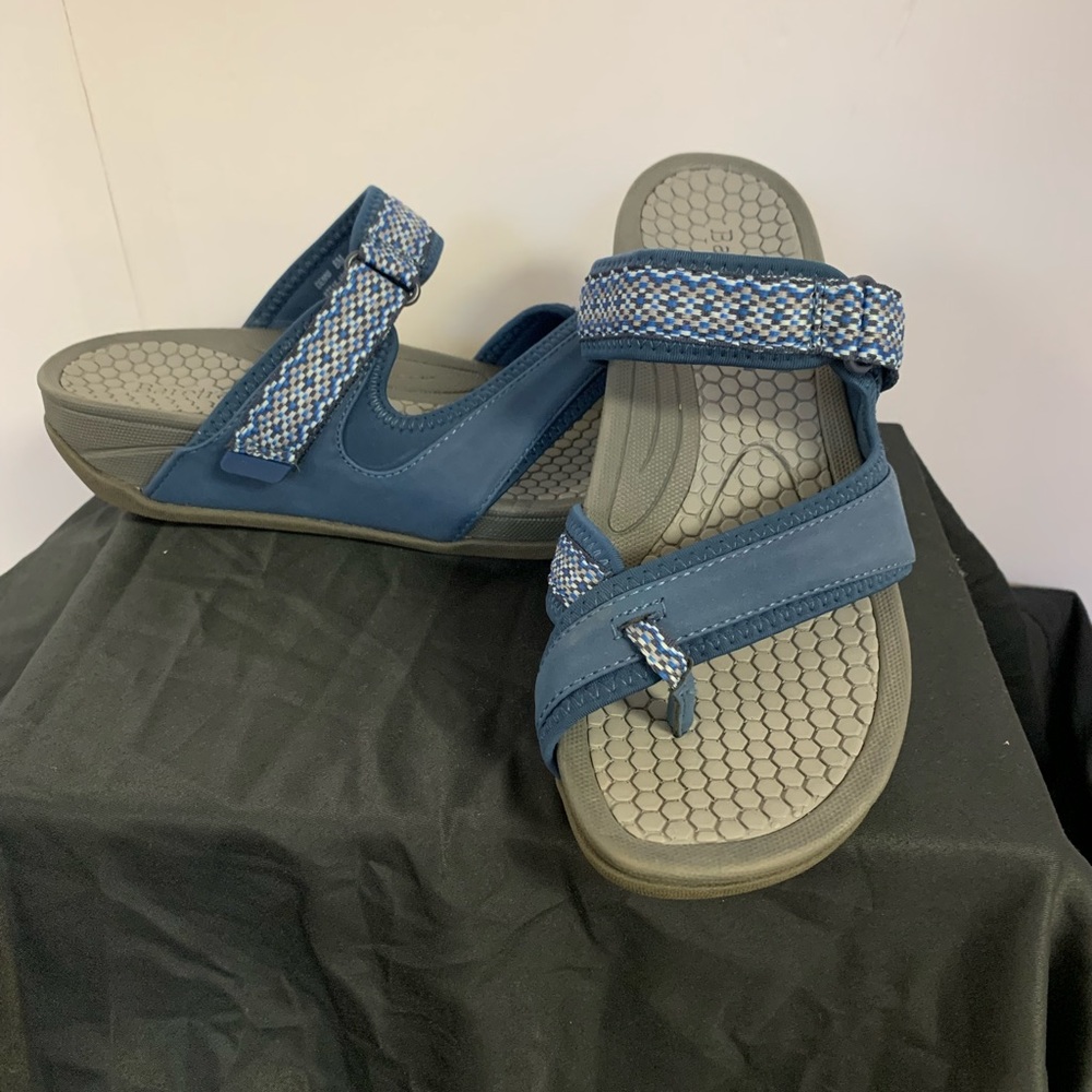 NEW bare trap sandals. Size 8